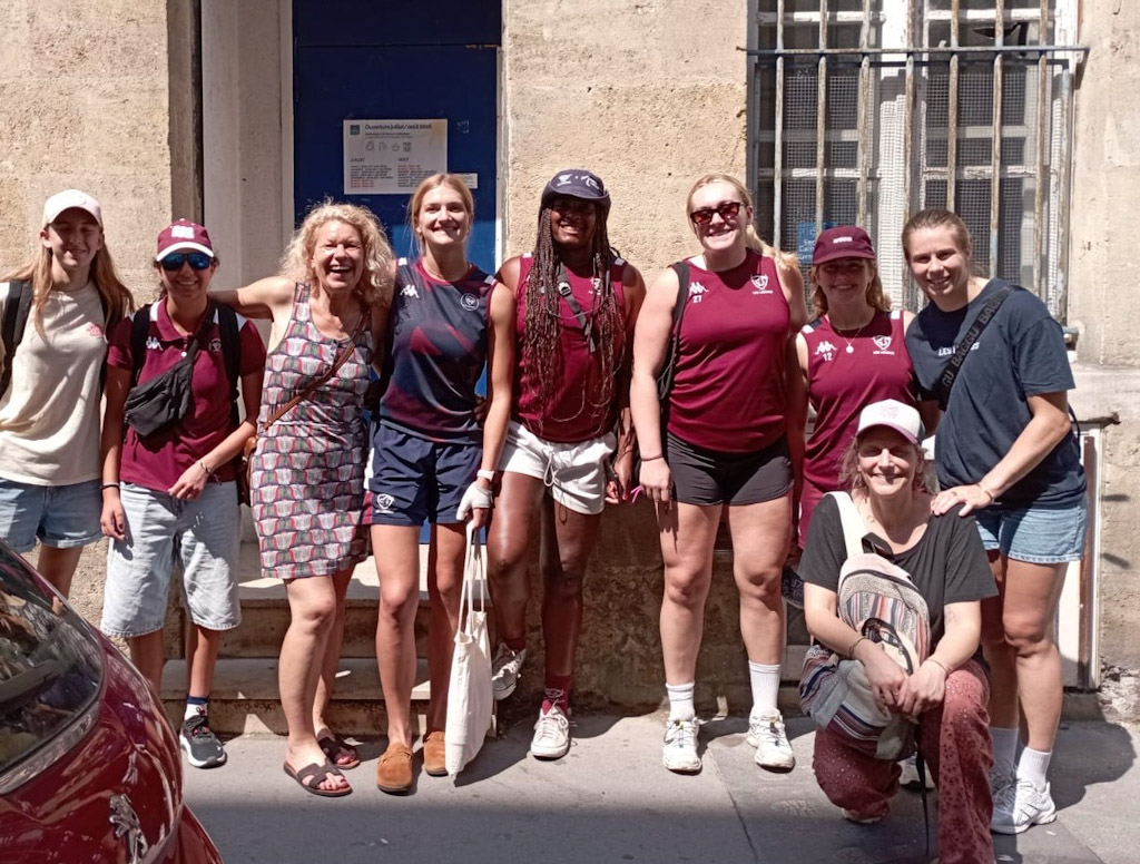 Les bénévoles de la Halte de jour et les Lionnes devant le local avant le départ pour la maraude