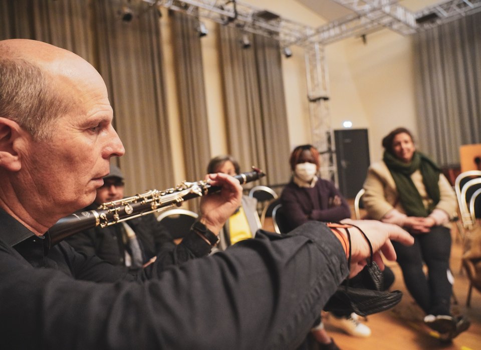 Le chef d'orchestre et les visiteurs
