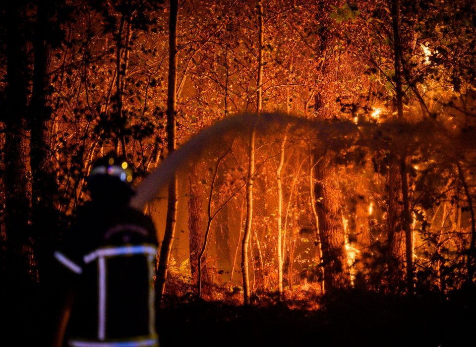 Pompier éteignant le feu