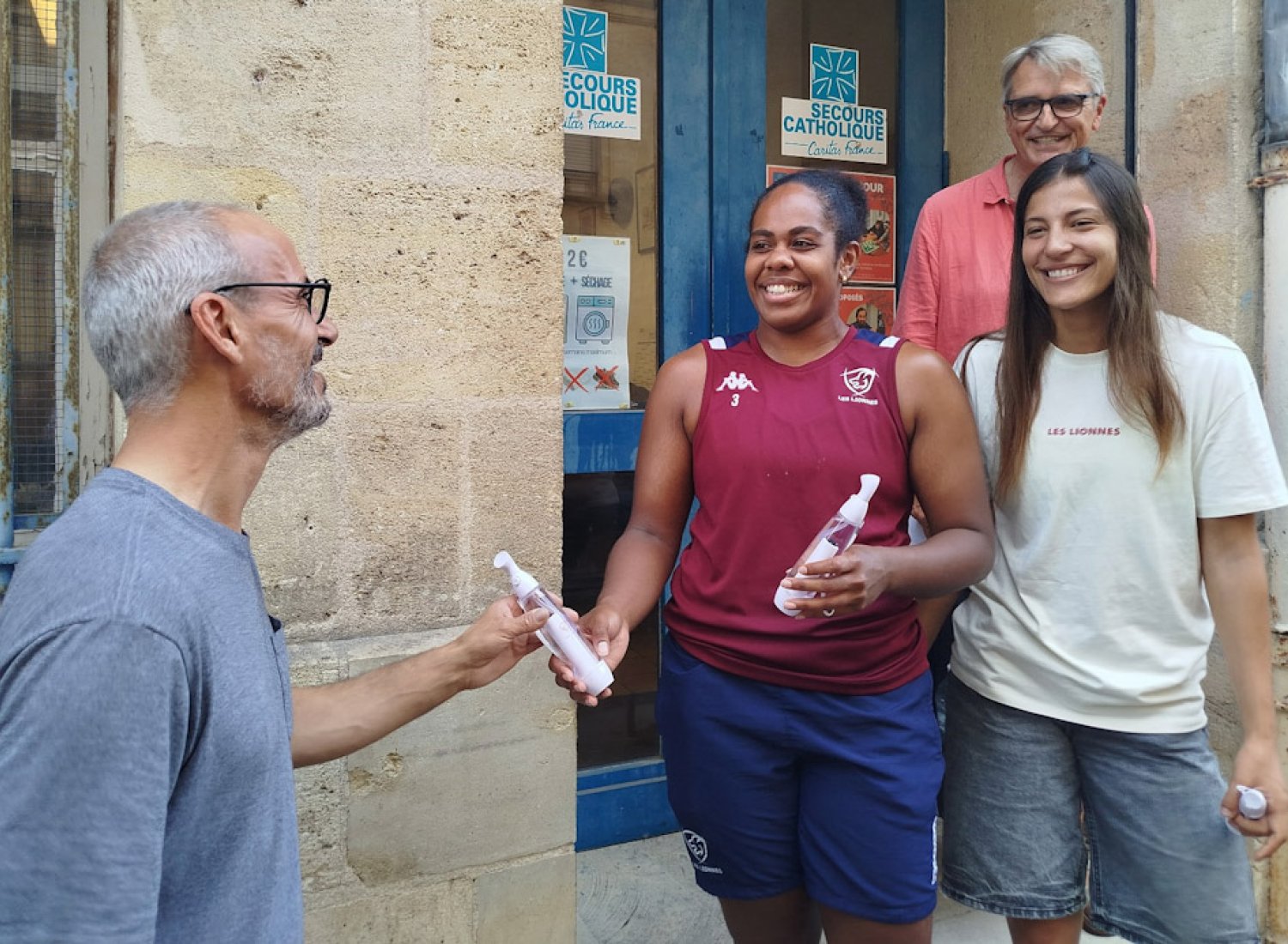  les joueuses des Lionnes du Stade Bordelais, triples championnes de France de rugby distribuent des brumisateurs aux sans abris